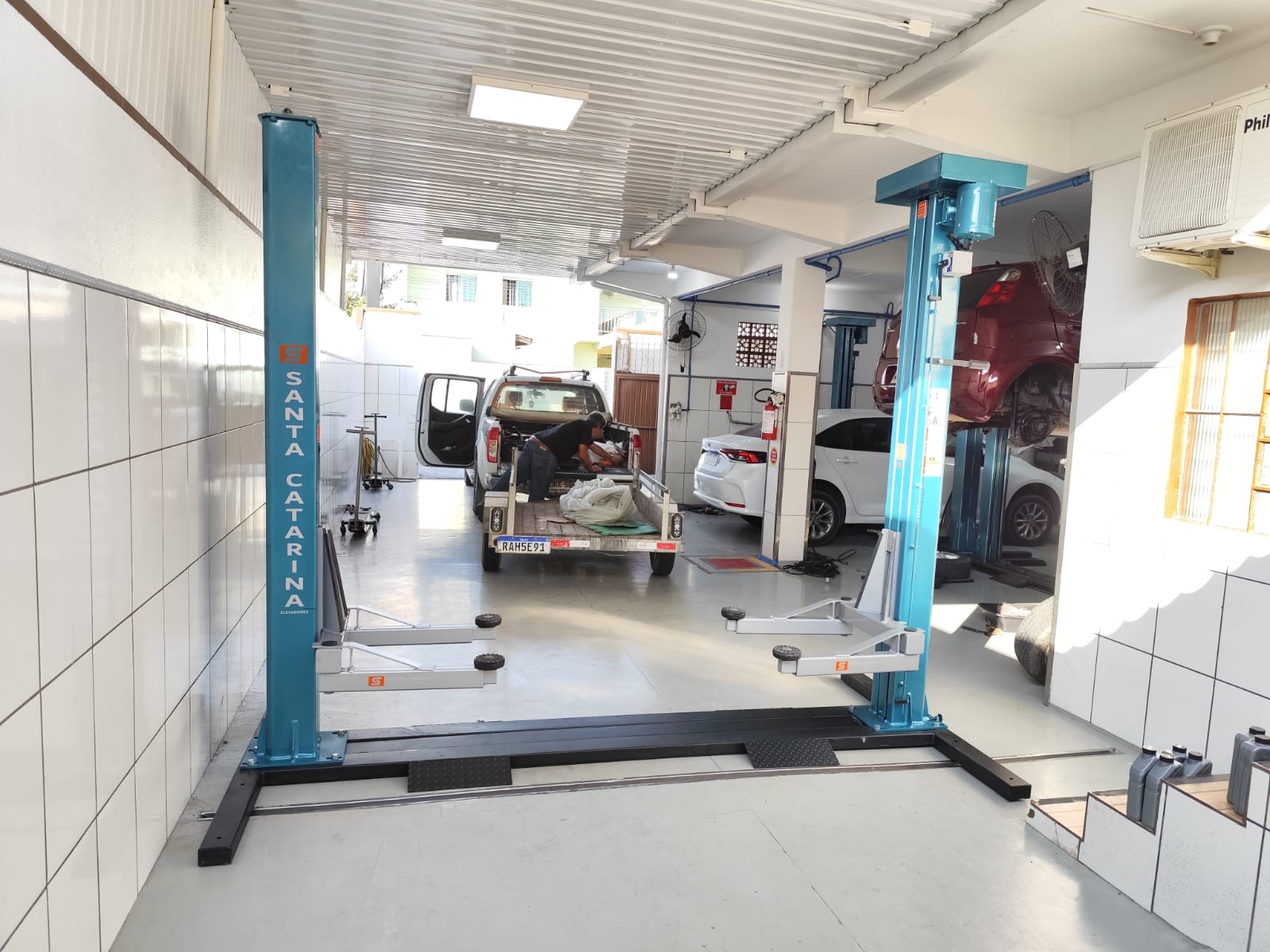 Elevadores Santa Catarina na cor azul em centro automotivo