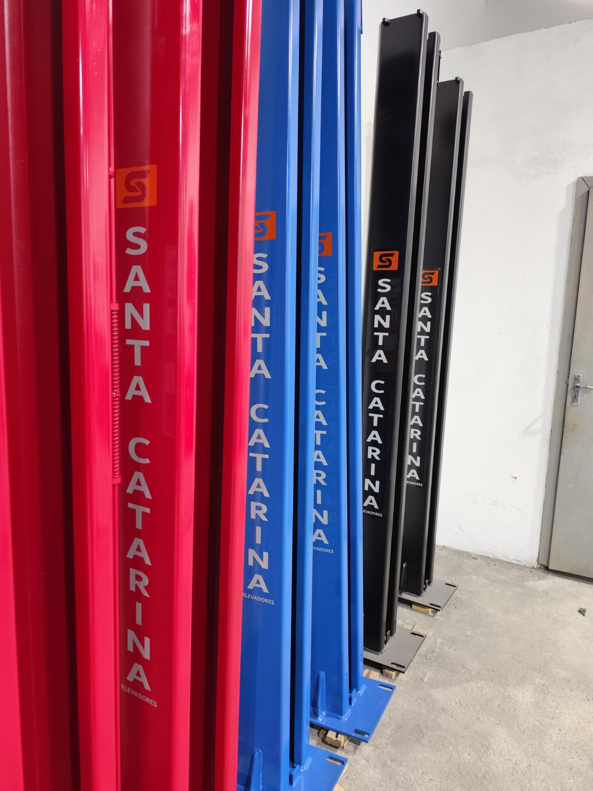Colunas de elevadores Santa Catarina nas cores vermelha, azul e preta